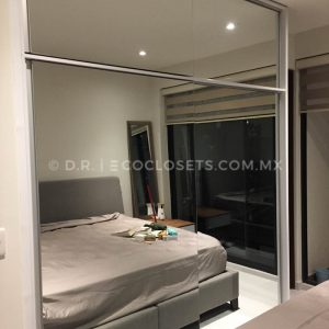 Diseño de Closet con Puertas Corredizas y Espejos Modelo Scarpe por Eco Closets Queretaro