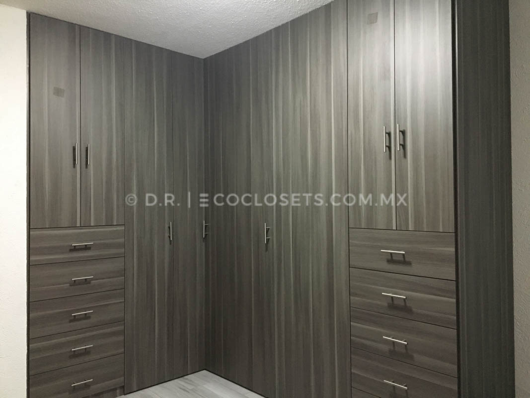 Moderno diseño de closet en equina por Eco Closets Queretaro Mexico